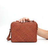 Miss bag grande, borsa a tracolla in pelle intrecciata marrone cuoio, prodotta e venduta da Pianigiani handmade leather bags.